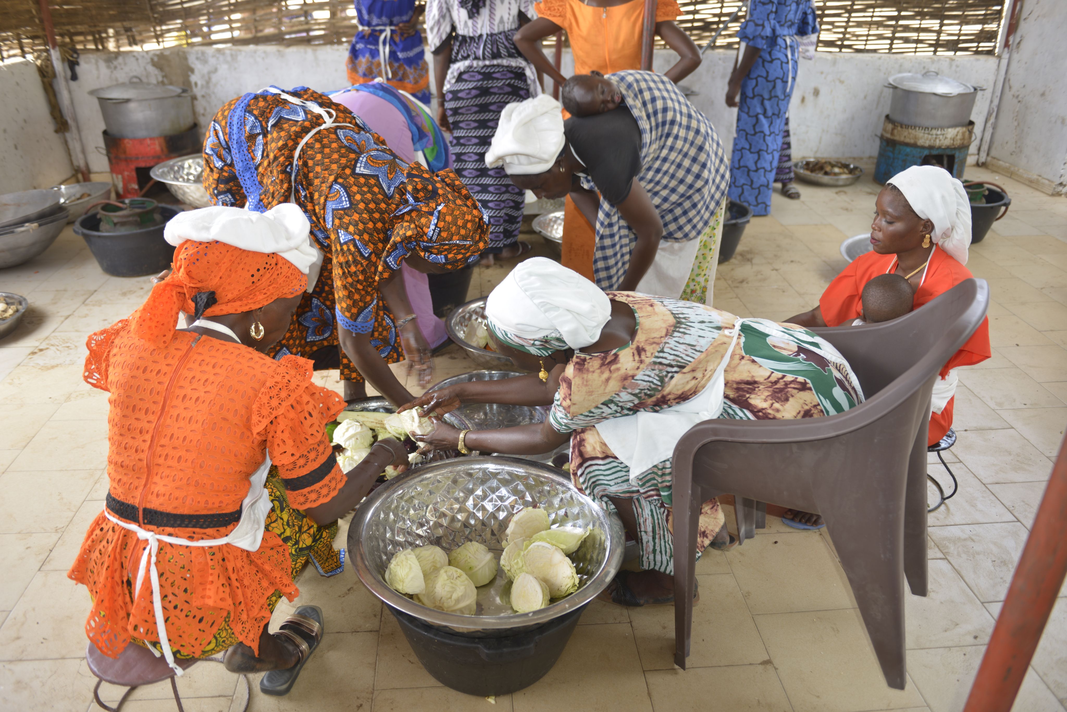 Les cuisinières préparent les légumes 