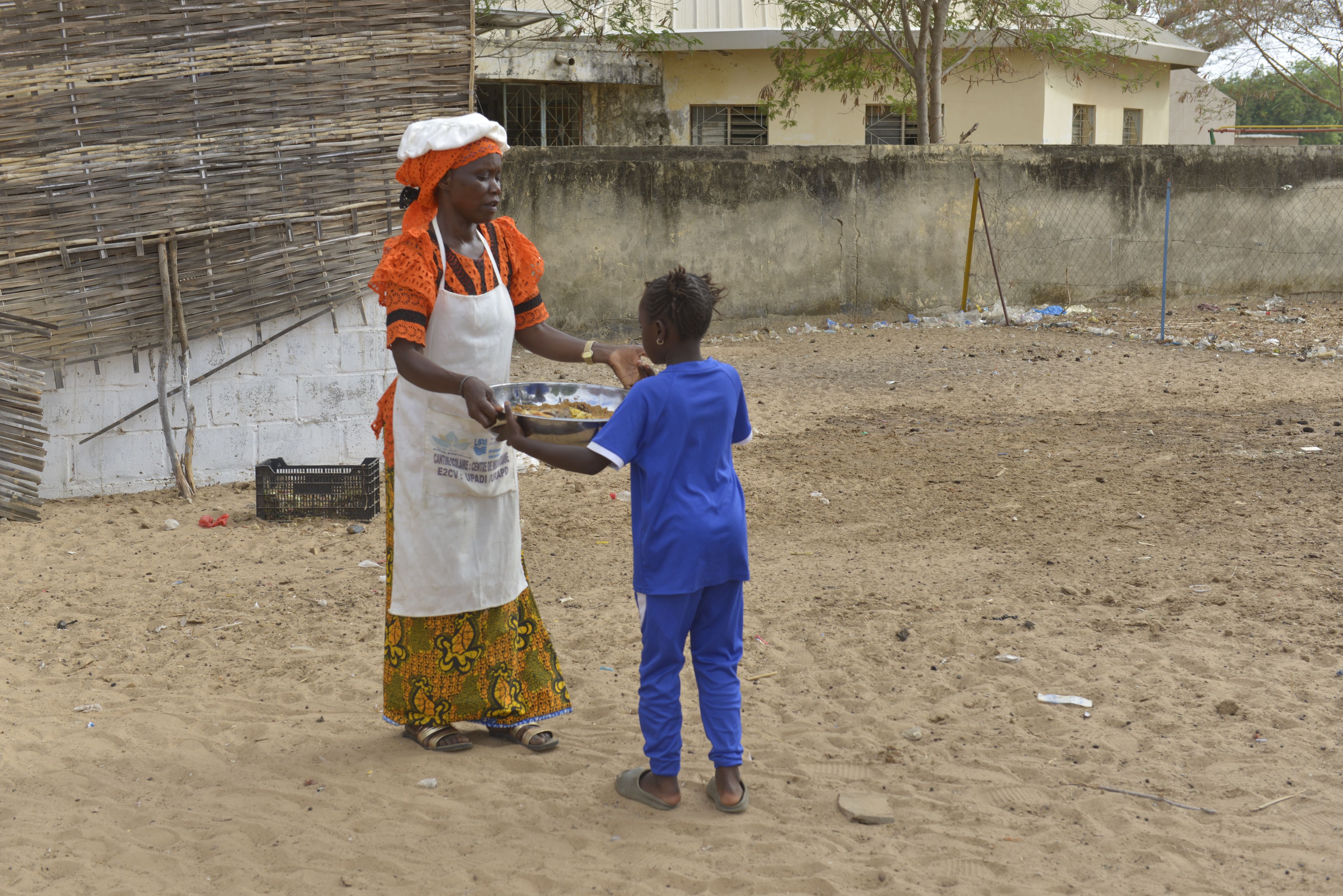 Les élèves participent également à la distribution des plats. 